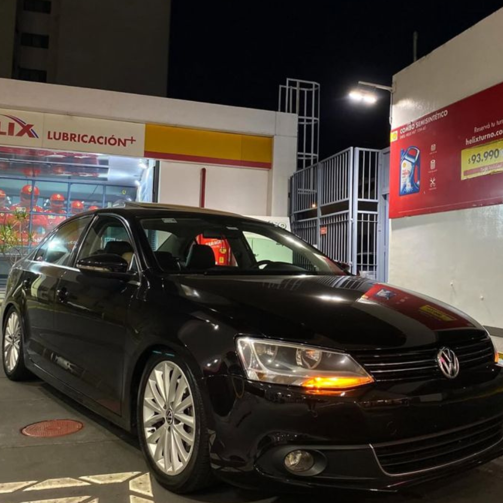 "De noche es un espejo líquido 🌑" Seba D.